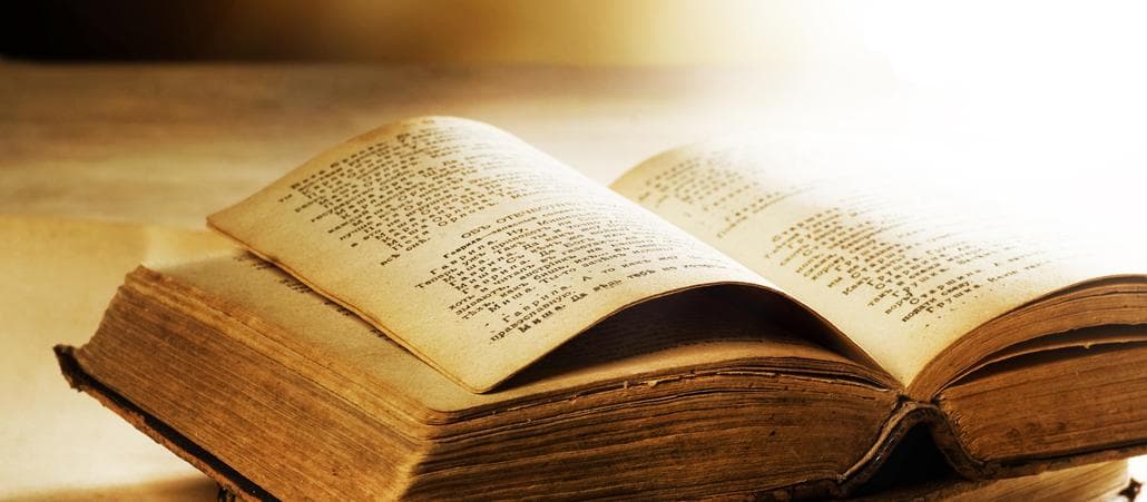 Aufgeschlagene Bibel im warmen Licht