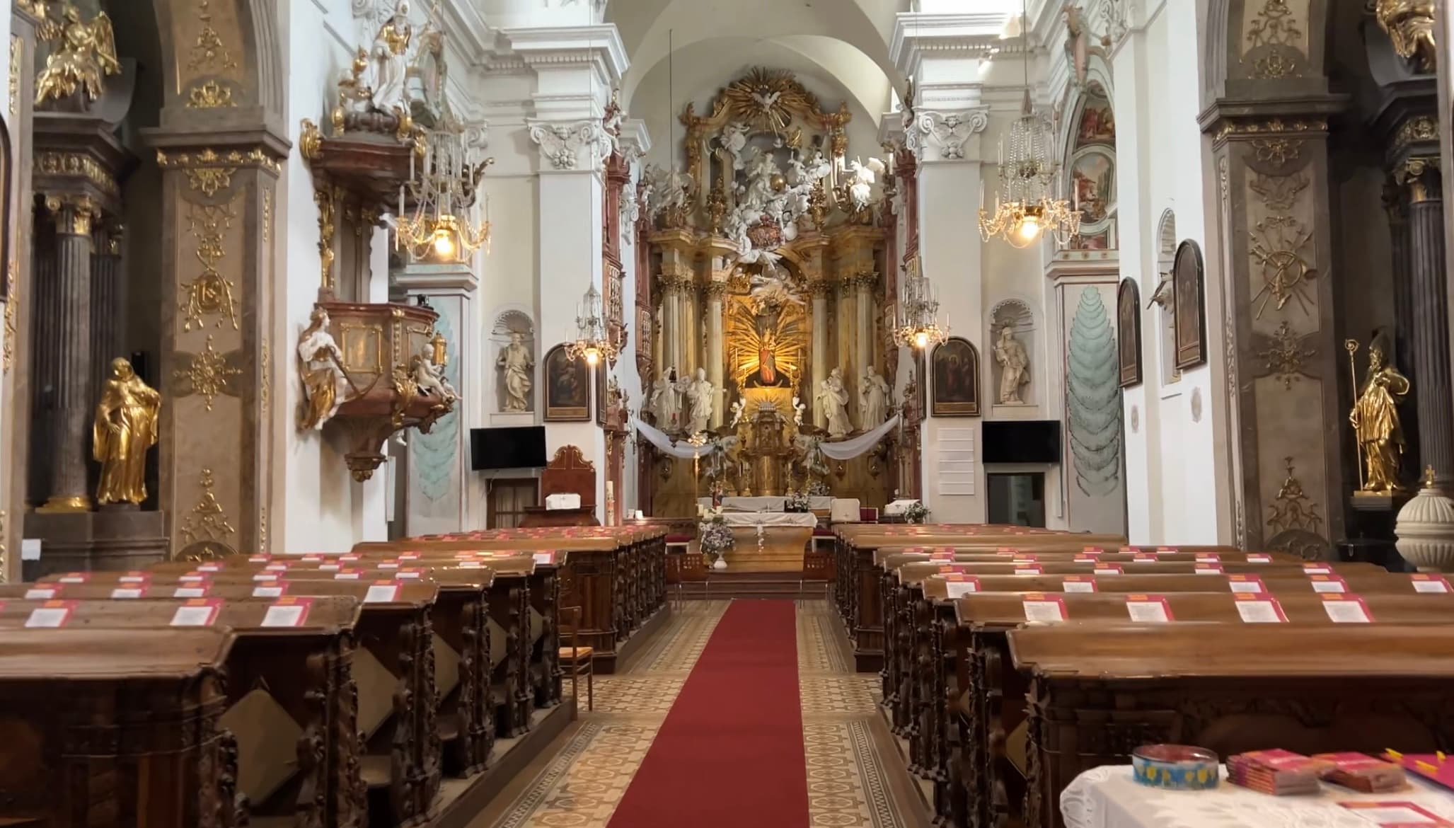 Blick durch das Kirchenschiff der Wallfahrtskirche Mariabrunn