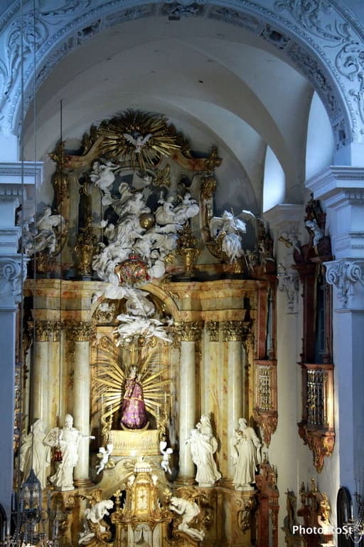 Der Hochaltar mit dem Gnadenbild der Muttergottes