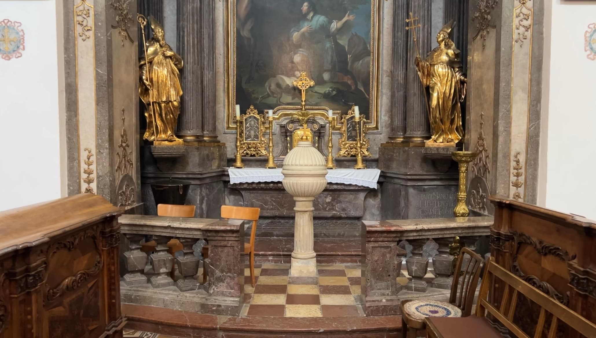 Das Taufbecken in einer Seitenkapelle