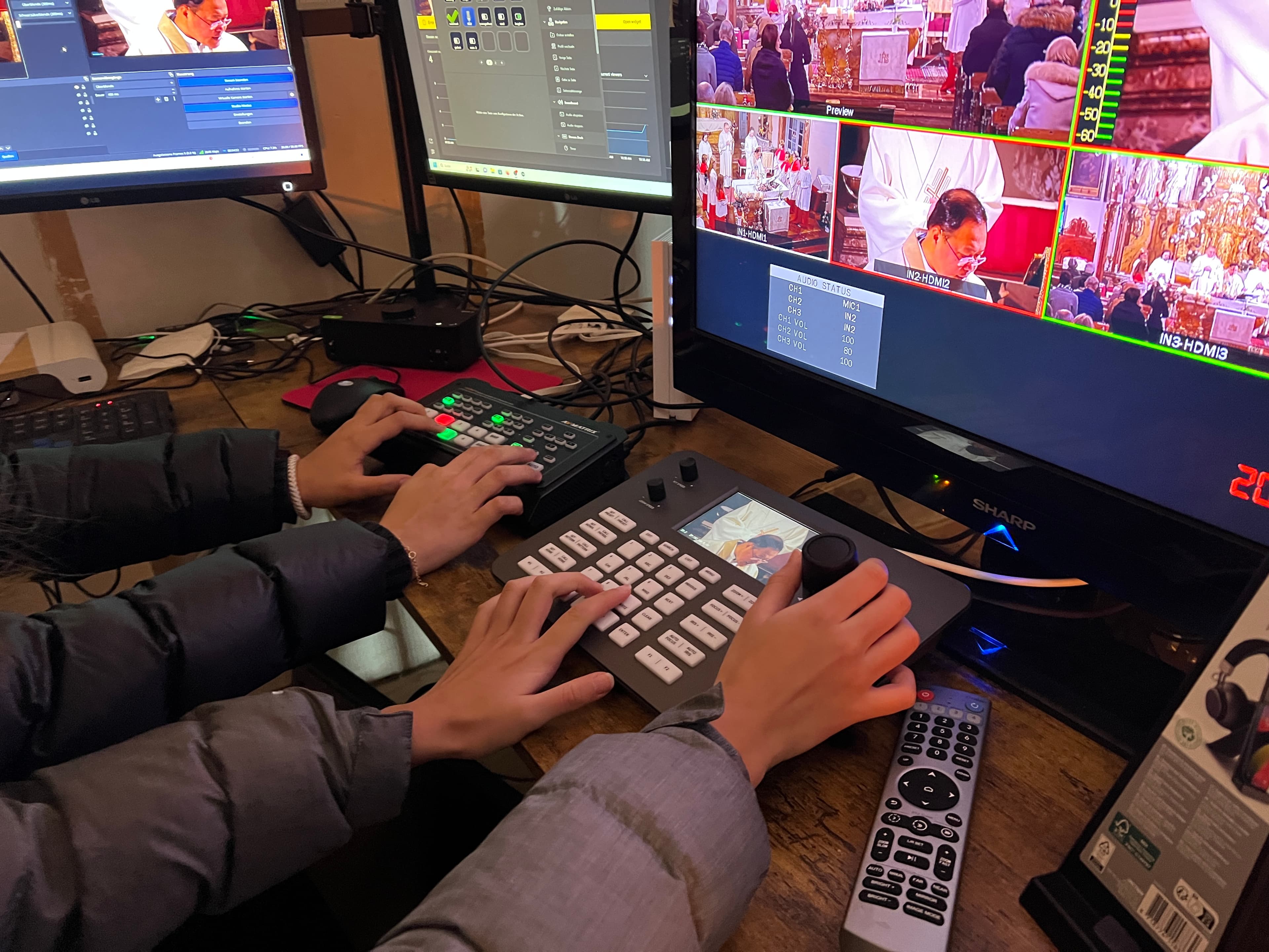 Hände am Video-Switcher während einer Live-Übertragung