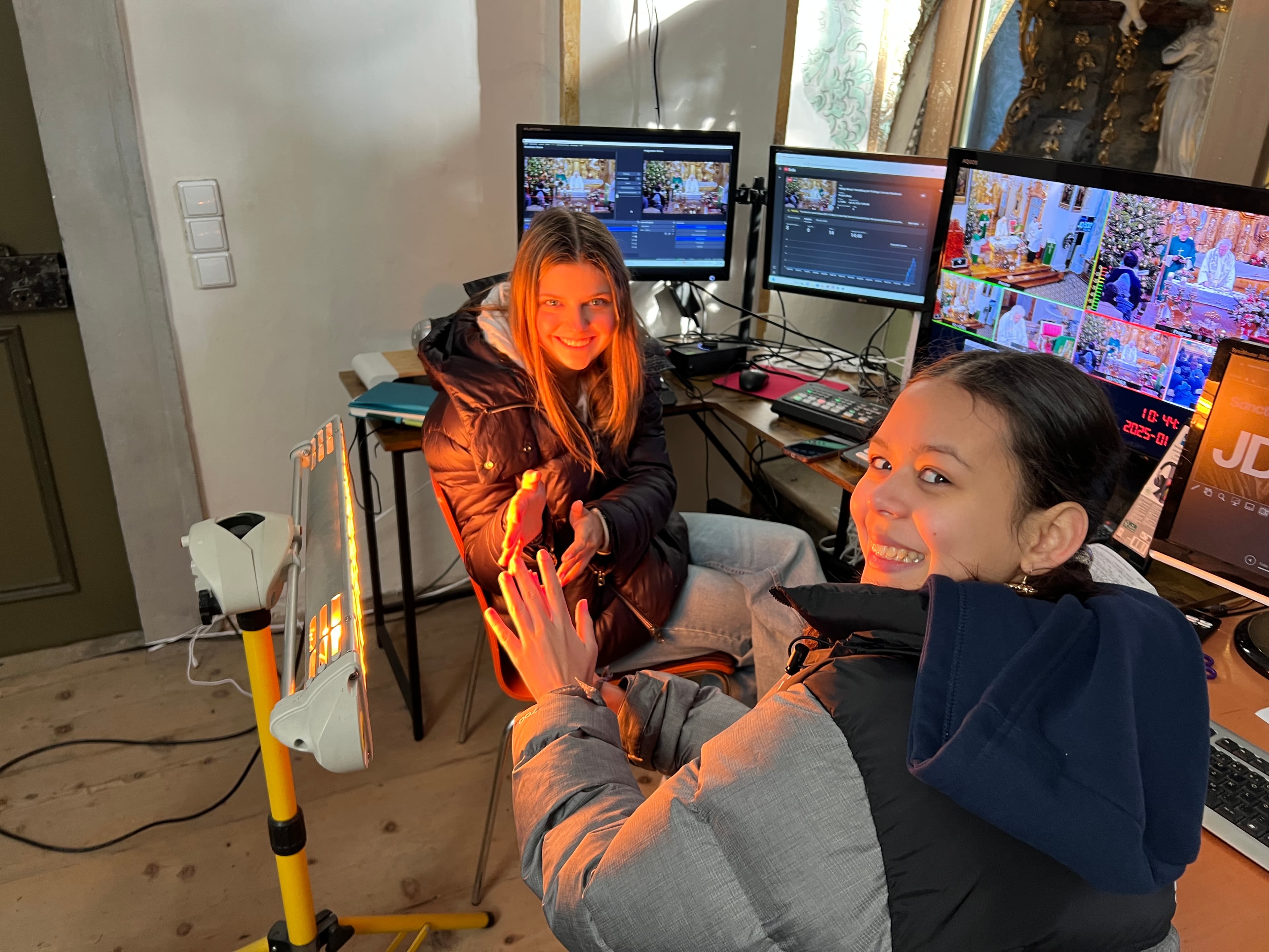 Junge KSMJ-Mitglieder am Live-Regieplatz in der Wallfahrtskirche