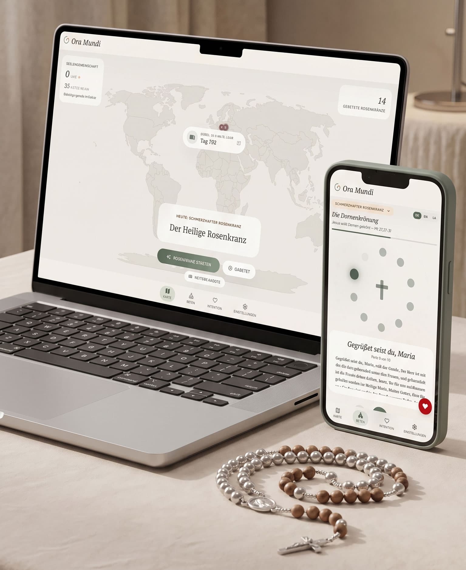 Ora Mundi auf MacBook und iPhone nebeneinander