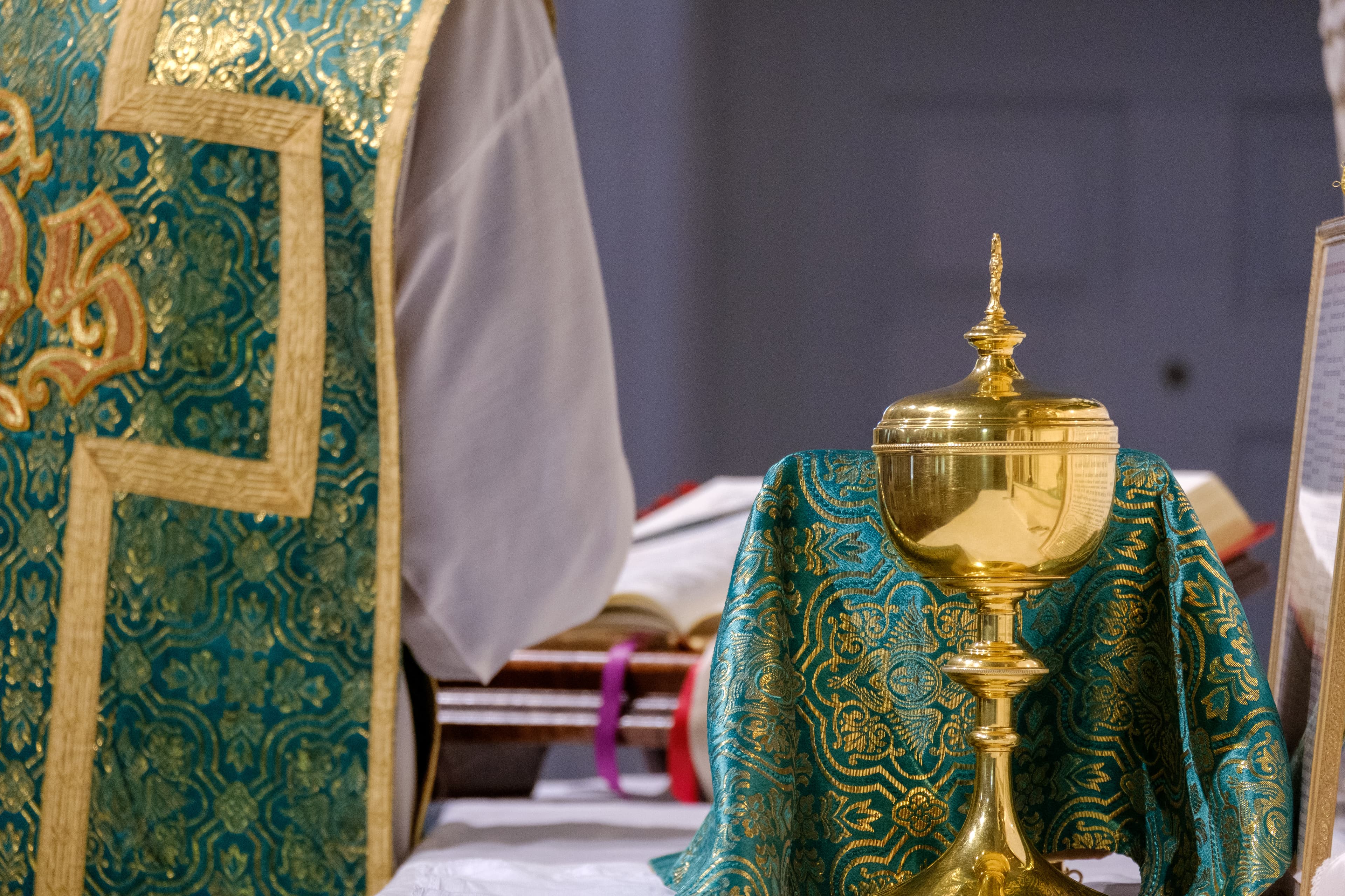 Traditionelles liturgisches Gewand mit goldenem Kelch