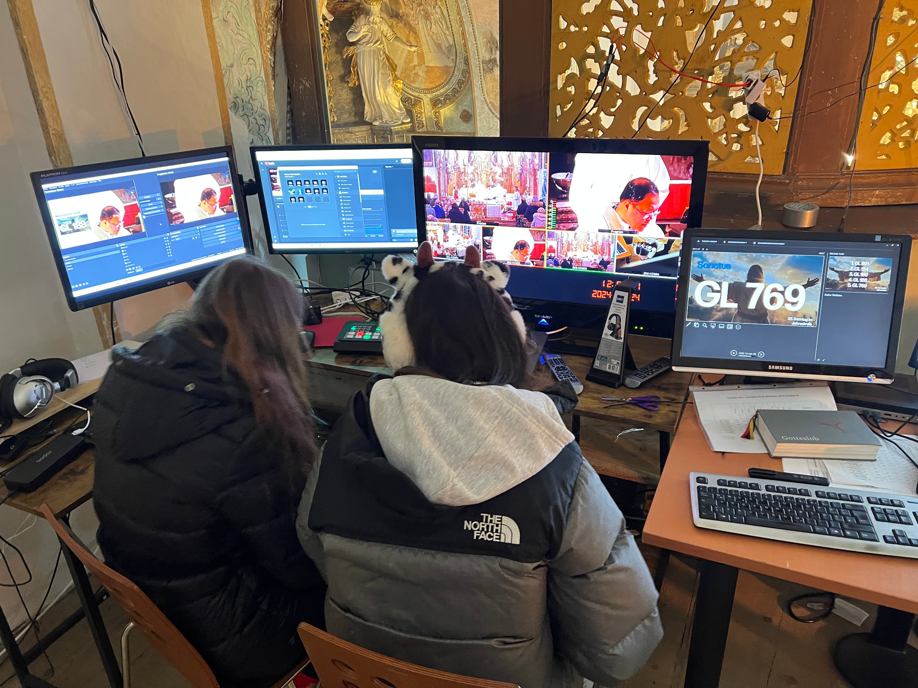 Team am Live-Regieplatz in der Wallfahrtskirche